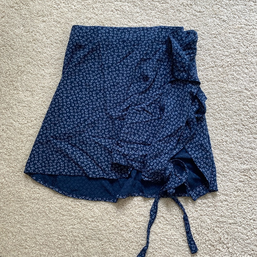 BRANDY MELVILLE FLORAL WRAP SKIRT